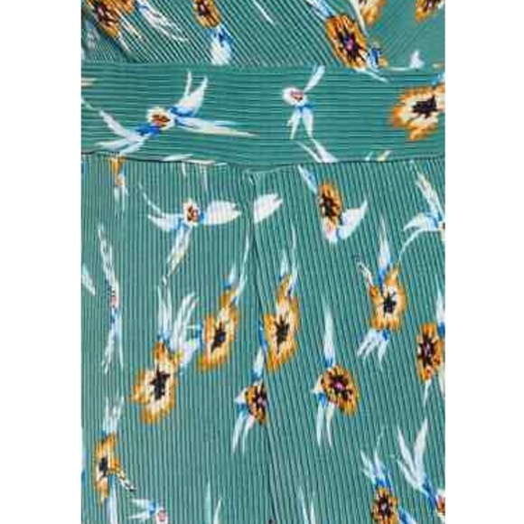 NWT 💫 ASTR the label | Teal Floral Plissé Jumpsuit | Size Small - Picture 3 of 6